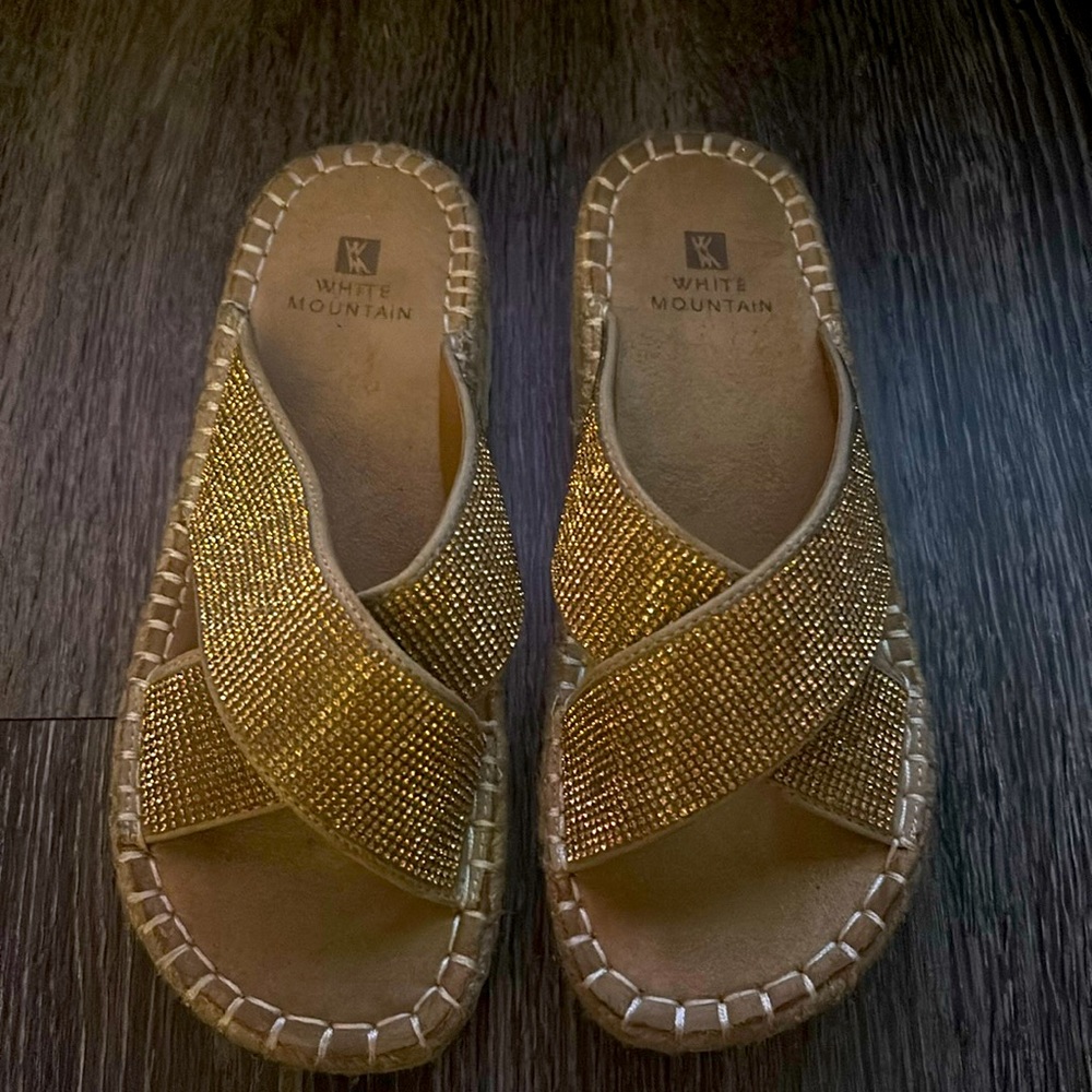 Beautiful sandals! Worn twice. Had bunion surgery and now they don’t fit.
